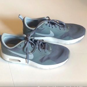 3/$30- Excellent Condition!! ⭐️ NIKE GRAY AIR MAX TENNIS SHOE